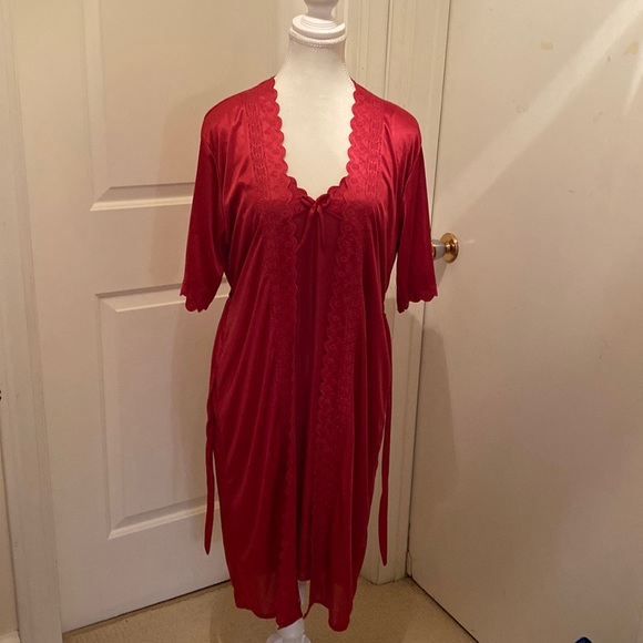 Ladies nightgown & housecoat - Picture 1 of 3